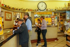 Des clients boivent un espresso debout au comptoir du célèbre Sant'Eustachio Caffè à Rome